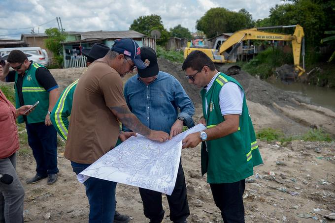 Trabalho de limpeza de igarapés previne ocorrência de alagamento em período de chuvas - Foto: Alex Pazuello/Semcom