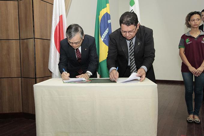 Presidente do Instituto Soka Gakkai, Daisaku Ikeda, assina termo em Manaus