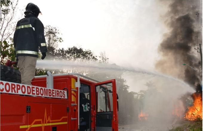Combate às chamas é serviço de bombeiros