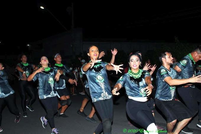 Show é com a comissão de frente da Reino Unido - Foto: Eustáquio Libório/Portal do Holanda