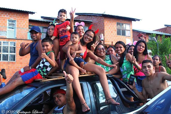 Família na carreta do Morro