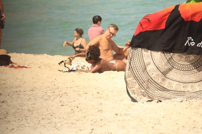 Foto: ReproduçãoAdriana Bombom faz topless na Praia do Arpoador com o namorado zona sul do Rio de Janeiro