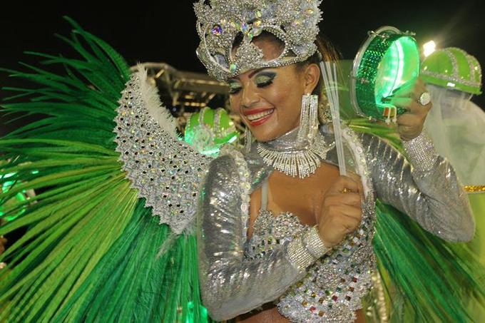 Rainha da Bateria recém-chegada à Verde e Rosa é Josiane Valle - Foto: Eustáquio Libório