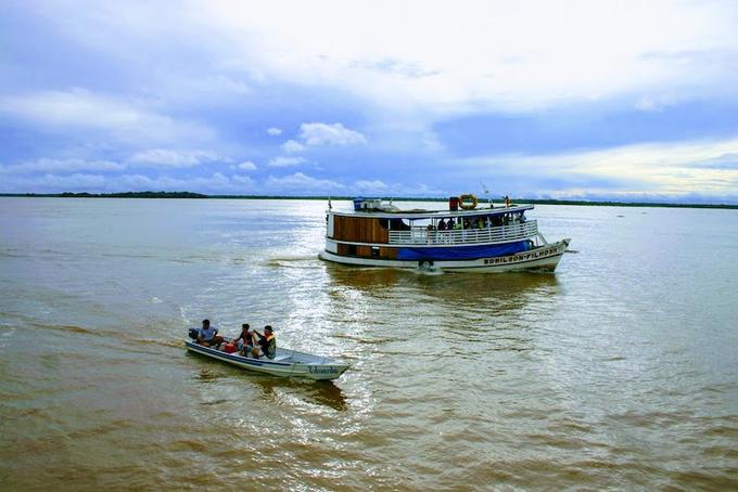 A logística para o interior é difícil e depende dos rios, das épocas de enchente e vazante