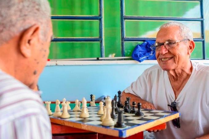 Na lista de atividades para idosos há jogos de tabuleiros e violão - Foto: Fábia Lima/FDT