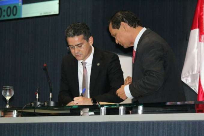 David Almeida assina ofício (Foto: Portal do Holanda)