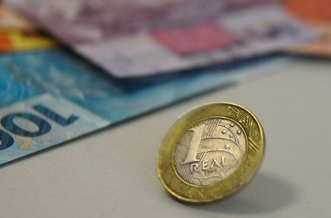 Em um ano, a baixa na poupança é superior a 55% - Foto: Marcelo Casal/Ag. Brasil