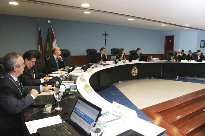 O conselheiro convocado Luiz Henrique Mendes negou recurso a Waldívia Alencar