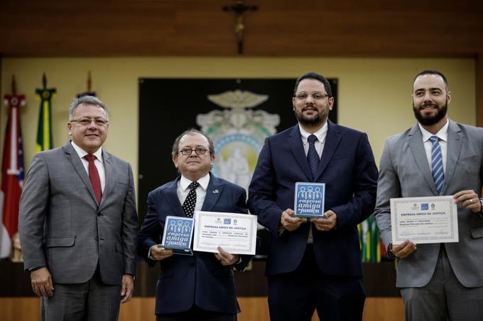 Representantes das empresas durante solenidade no TJAM