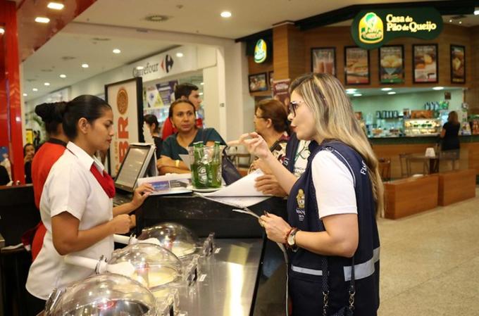 Ação dos fiscais procurou orientar lojistas do shopping