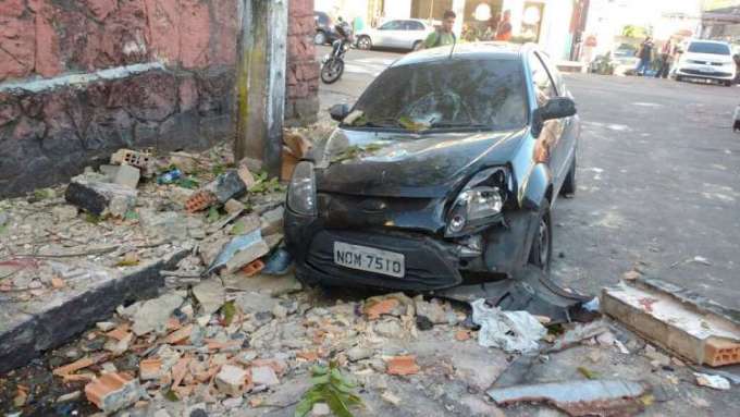 Carro ficou parcialmente destruído. Fotoo: Pedro Braga Jr./Portal do Holanda