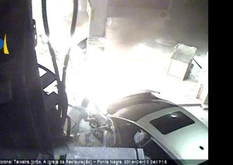 Carro invade posto de gasolina, bate em bomba e pega fogo