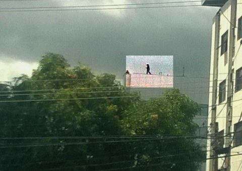 Operário se expõe em obra sem equipamento de proteção
