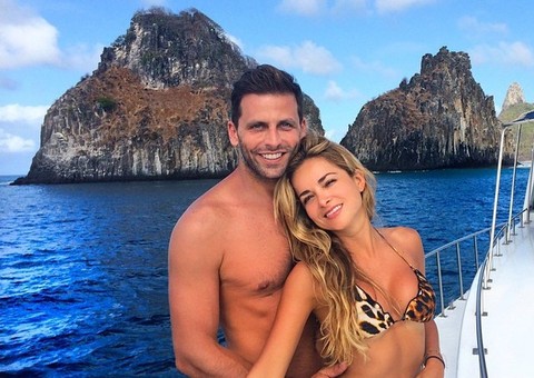 Henri Castelli curte férias com a nova namorada em Fernando de Noronha