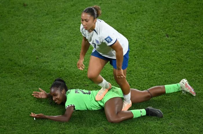 James pisa Alozie e &eacute; expulsa - Foto: Divulga&ccedil;&atilde;o/Fifa