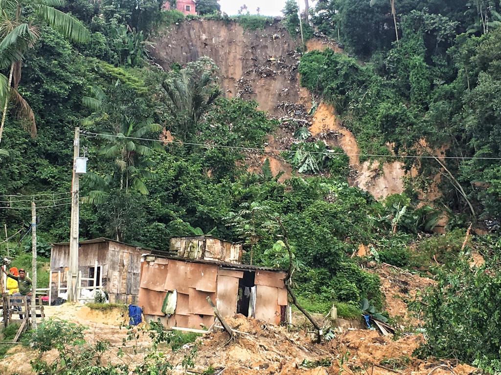 Casa na parte superior do barranco que deslizou corre risco de desabar