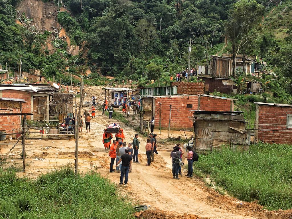 Equipes se mobilizam para isolar &aacute;rea e evitar novos desastres no local