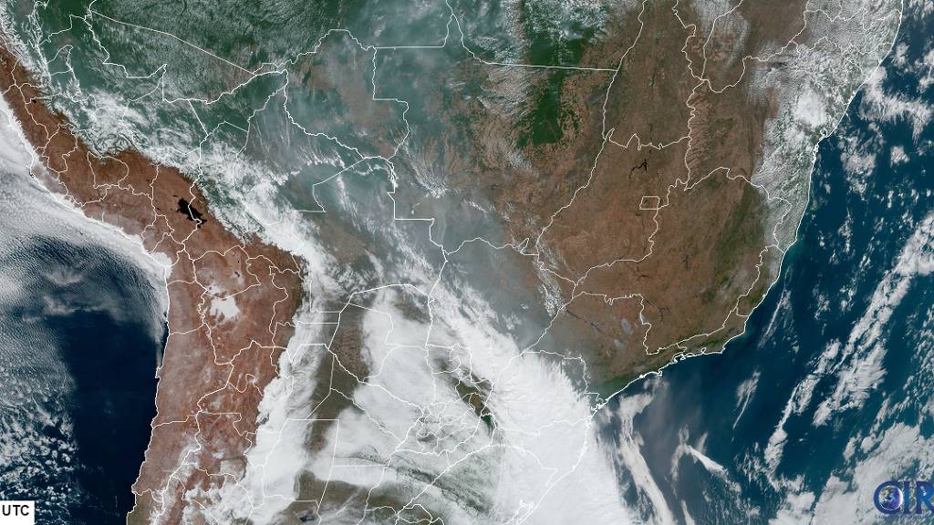Imagens de sat&eacute;lite registram fuma&ccedil;a de inc&ecirc;ndios mais pr&oacute;ximas de MT e SP ap&oacute;s aproxima&ccedil;&atilde;o de frente fria pelo Sul do Brasil - Divulga&ccedil;&atilde;o - 23.ago.2024/RAMMB/Cira/Noaa