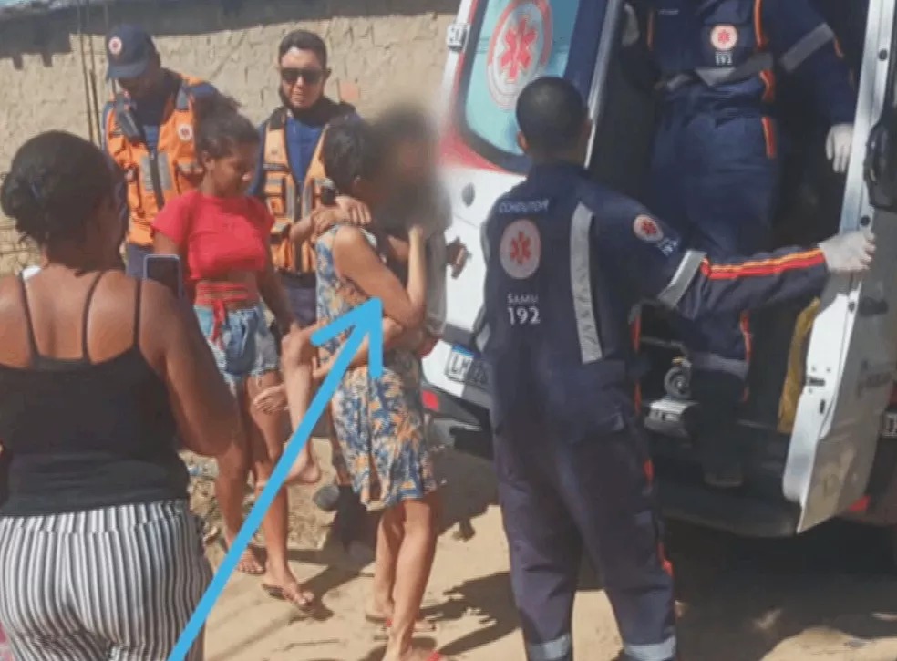 A m&atilde;e &eacute; socorrida com a filha no colo: jovem, que parece crian&ccedil;a, tem 22 anos &mdash; Foto: Reprodu&ccedil;&atilde;o