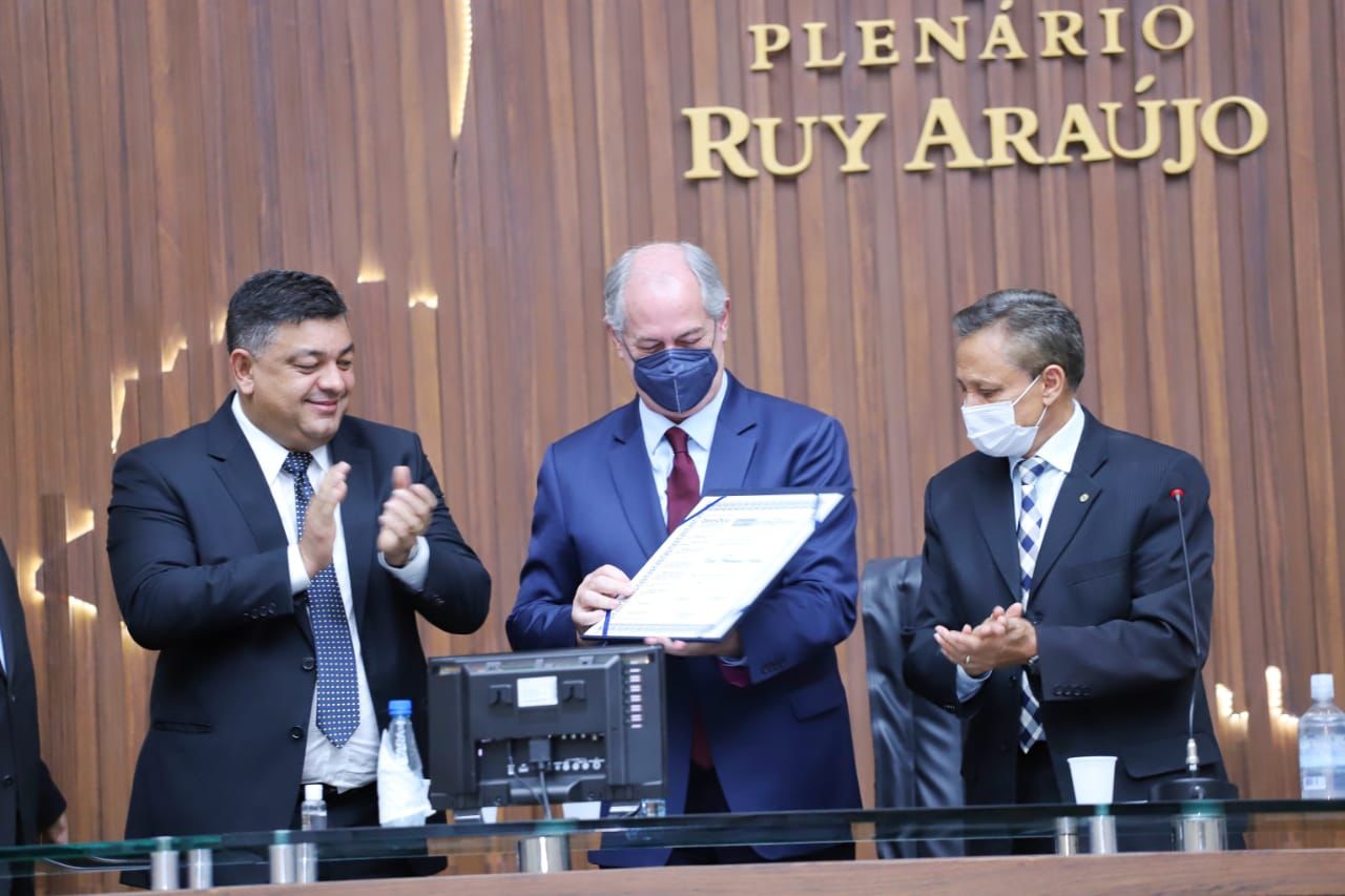 Ciro recebendo t&iacute;tulo de Cidad&atilde;o Amazonense na Aleam - Foto: Divulga&ccedil;&atilde;o