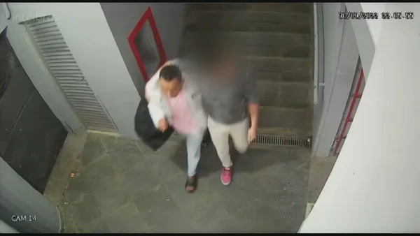 V&iacute;tima amparada ap&oacute;s sofrer o golpe do 'Boa noite, Cinderela' no Rio &mdash; Foto: Reprodu&ccedil;&atilde;o/ TV Globo