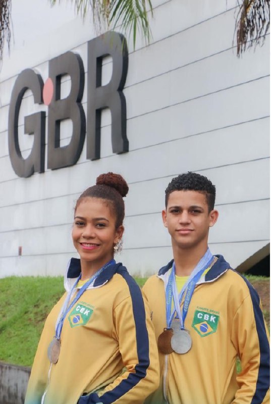 J&aacute; Carlos Faria, com apenas 16 anos, est&aacute; na Sele&ccedil;&atilde;o Brasileira de Carat&ecirc; h&aacute; quatro anos e &eacute; multicampe&atilde;o no esporte: campe&atilde;o Pan-Americano na categoria kumit&ecirc; e vice-campe&atilde;o no kata, ambos em 2019, bicampe&atilde;o no Arnold Classic, hexacampe&atilde;o brasileiro e 11 vezes campe&atilde;o amazonense de carat&ecirc;. Ao lado da irm&atilde;, o jovem &eacute; uma das promessas caratecas o Brasil.