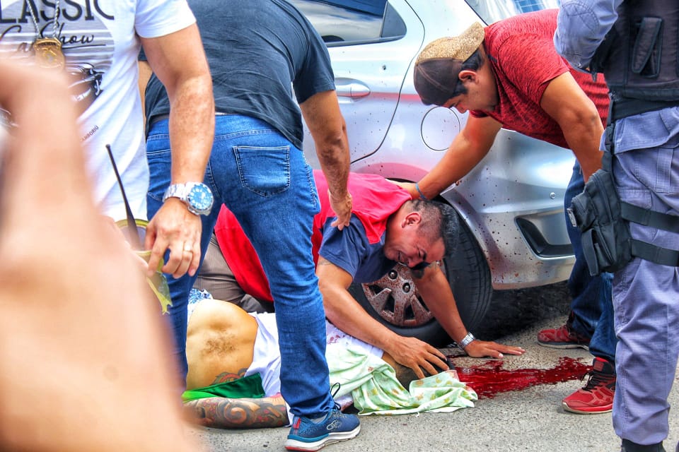 O irm&atilde;o e a esposa da v&iacute;tima chegaram no local do crime minutos depois - Foto: Jander Robson / Portal do Holanda