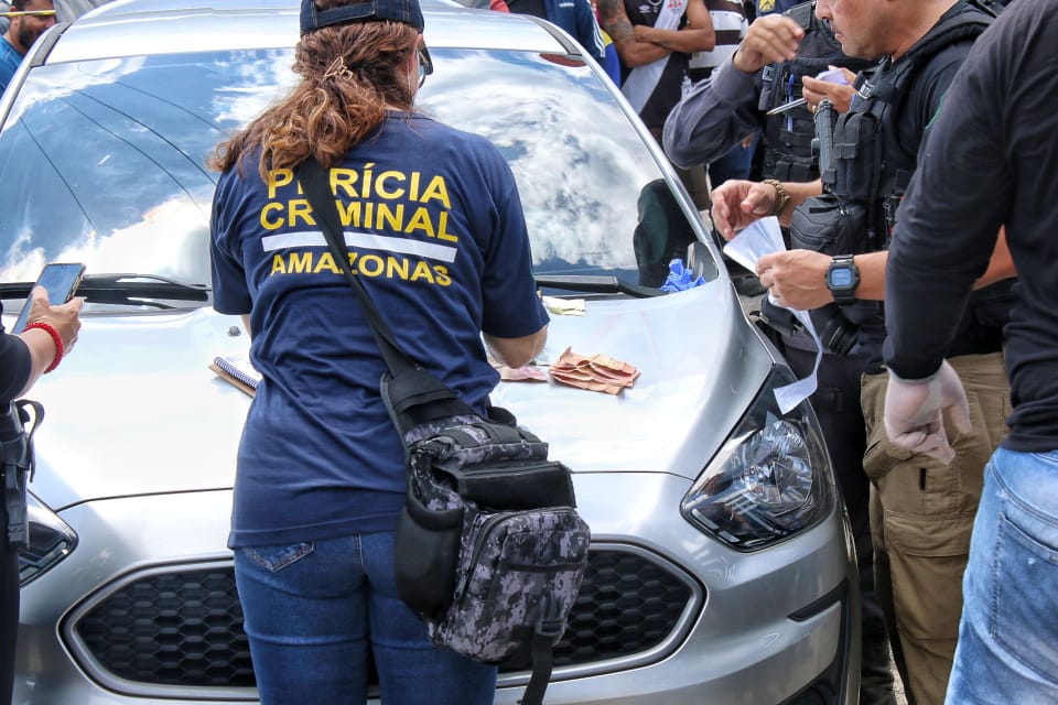 Mais de R$ 500 em esp&eacute;cie foi encontrado no carro - Foto: Jander Robson / Portal do Holanda