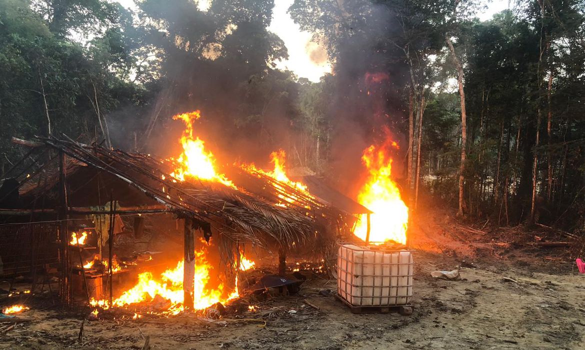 Em opera&ccedil;&atilde;o, Ex&eacute;rcito queima equipamentos de garimpeiros ilegais na Amaz&ocirc;nia - Foto: Arquivo Ag&ecirc;ncia Brasil
