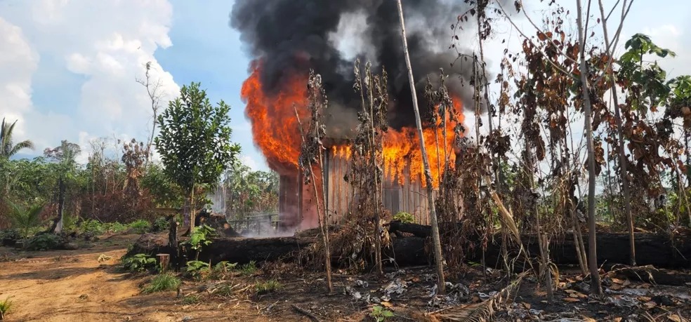 Opera&ccedil;&atilde;o Tamoiotat&aacute; II - barrac&atilde;o usado para desmatamento ilegal &eacute; destru&iacute;do, no Amazonas &mdash; Foto: Ipaam