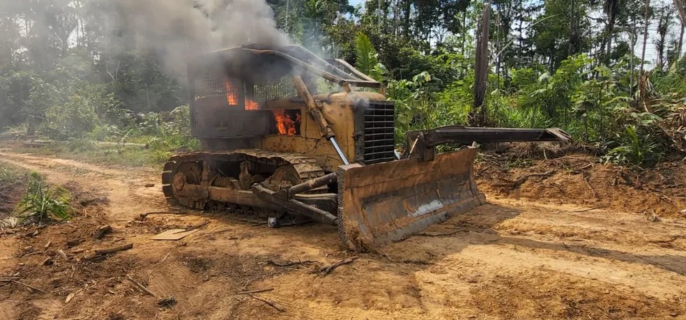Opera&ccedil;&atilde;o Tamoiotat&aacute; II destruiu trator no Sul do Amazonas. &mdash; Foto: Ipaam