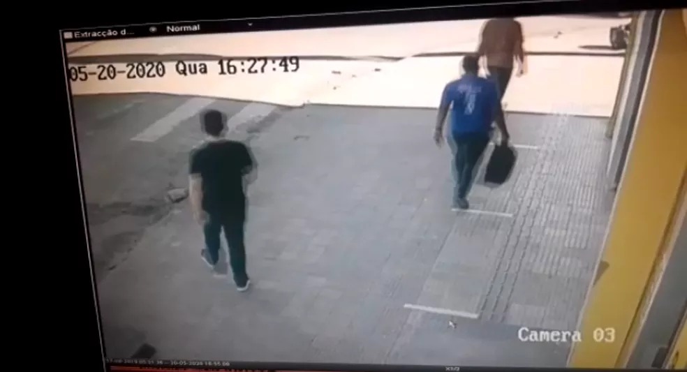 C&acirc;mera de seguran&ccedil;a registrou quando empres&aacute;rio deixa ag&ecirc;ncia com a mochila &mdash; Foto: Arquivo pessoal