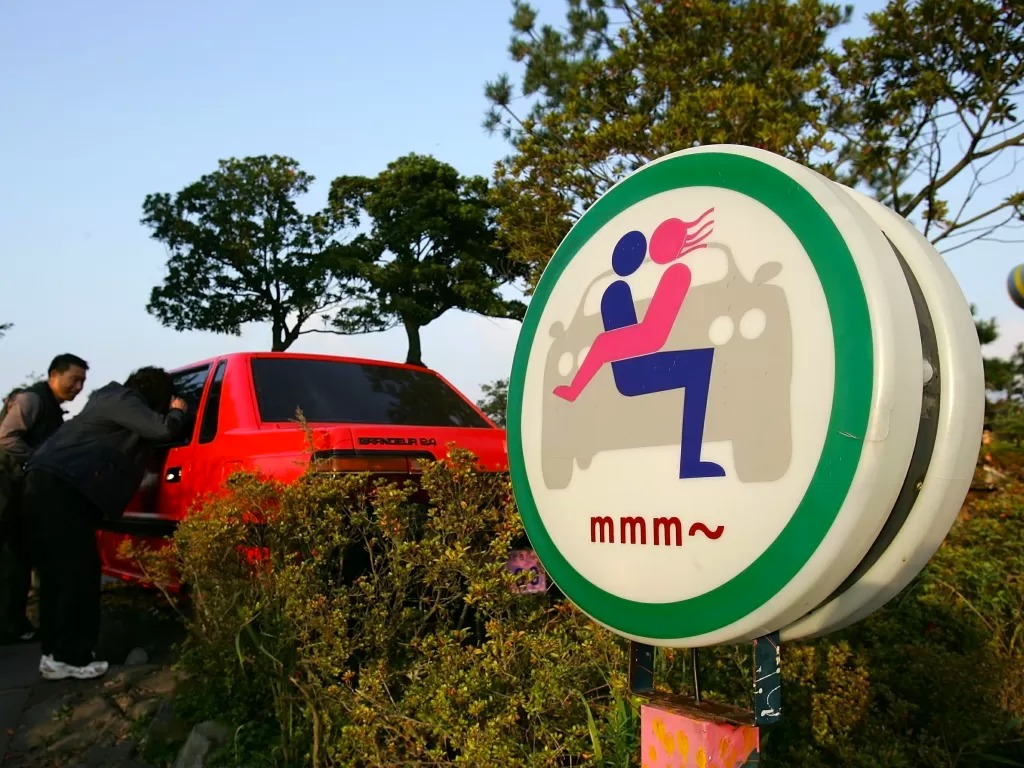 Nesa Obra do Jeju Loveland tem a est&aacute;tua de um casal fazendo sexo dentro do carro, a atra&ccedil;&atilde;o tem at&eacute; sons de gemidos - Imagem: Chung Sung-Jun/Getty Images