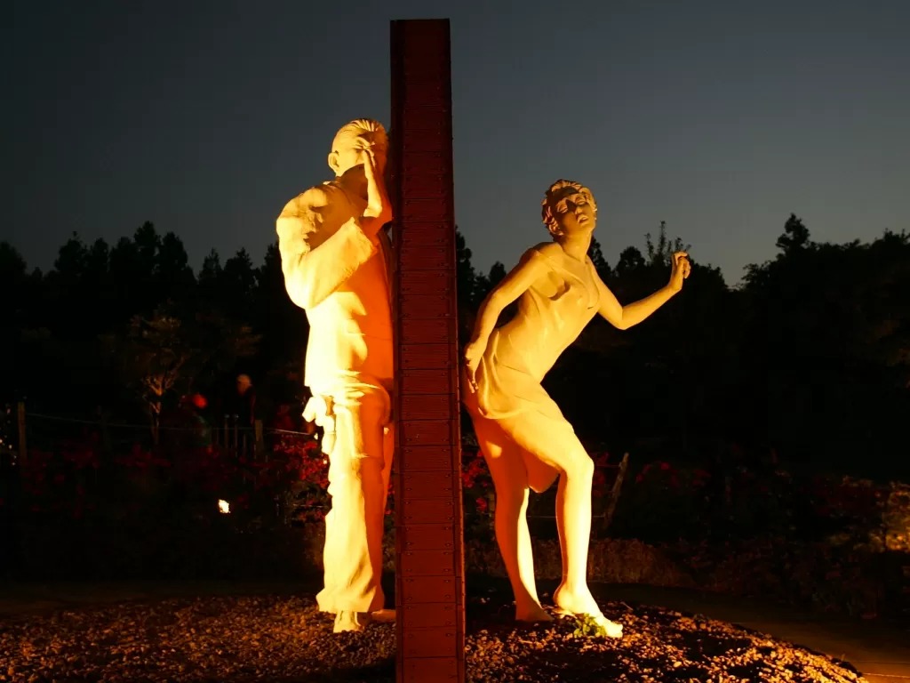 Obra do Jeju Loveland mostra casal transando atrav&eacute;s da porta - Imagem: Chung Sung-Jun/Getty Images