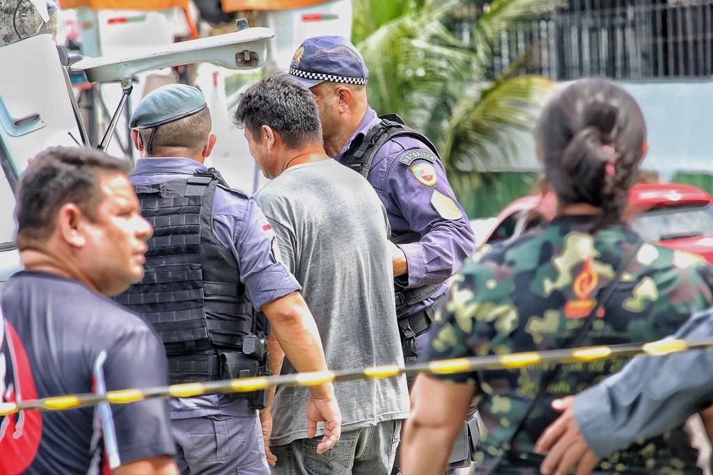 Motorista do carro foi levado &agrave; delegacia - Foto: Jander Robson / Portal do Holanda