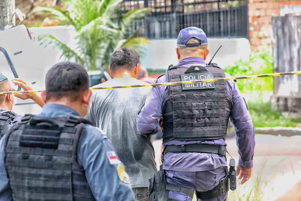 Suspeito foi levado &agrave; delegacia para prestar depoimento - Foto: Jander Robson / Portal do Holanda