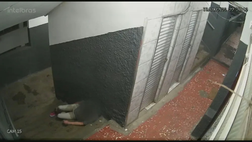 V&iacute;tima desmaiou e teve uma convuls&atilde;o ap&oacute;s sofrer um golpe de 'Boa noite, Cinderela' no Rio &mdash; Foto: Reprodu&ccedil;&atilde;o/ TV Globo