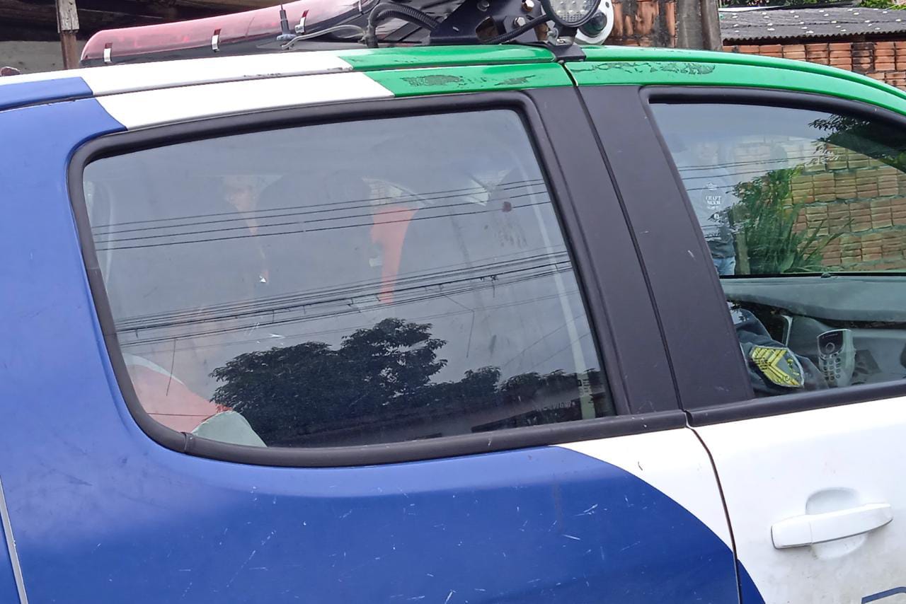 O motorista do caminh&atilde;o e o marido da v&iacute;tima foram levados &agrave; delegacia para serem ouvidos. - Foto: Caio Guarlotte / Portal do Holanda