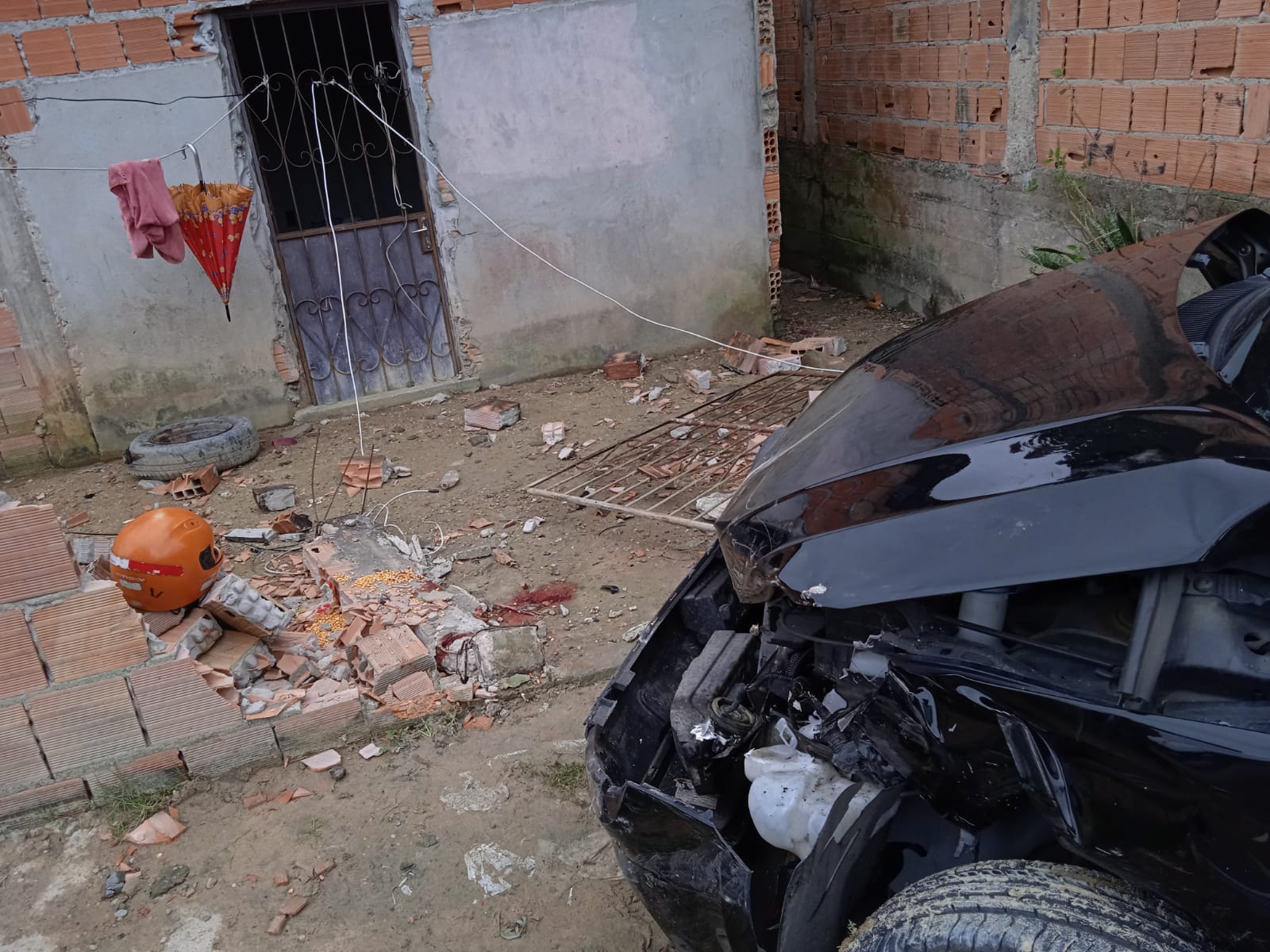 Muro da resid&ecirc;ncia que foi atingido. - Foto: Caio Guarlotte / Portal do Holanda