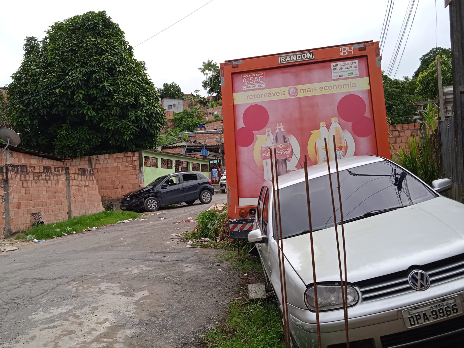O caminh&atilde;o atingiu dois carros. - Foto: Caio Guarlotte / Portal do Holanda