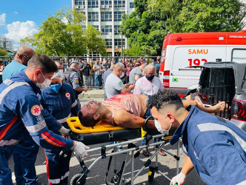 Outro detento ferido tamb&eacute;m foi socorrido - Fotos: Ricardo Oliveira / Cenarium - Portal do Holanda