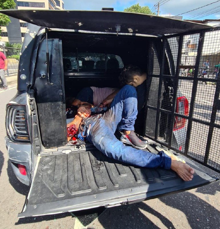 Os detentos estavam saindo de uma audi&ecirc;ncia de cust&oacute;dia - Fotos: Ricardo Oliveira / Cenarium - Portal do Holanda