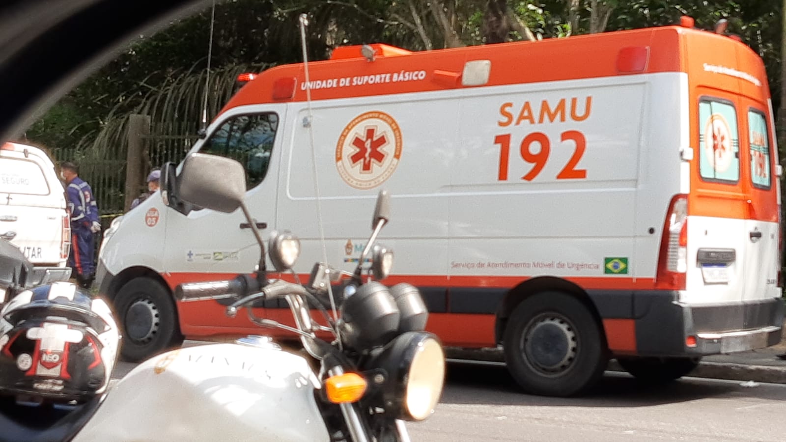 Agentes do Samu constataram a morte da v&iacute;tima. - Foto: Paulo Rabelo / Portal do Holanda