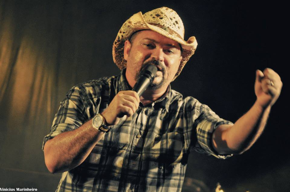 Ap&oacute;s a sa&iacute;da da Segura Pisada, Junior Lira tornou evang&eacute;lico e seguiu carreira gospel. - Foto: Vinicius Marinheiro