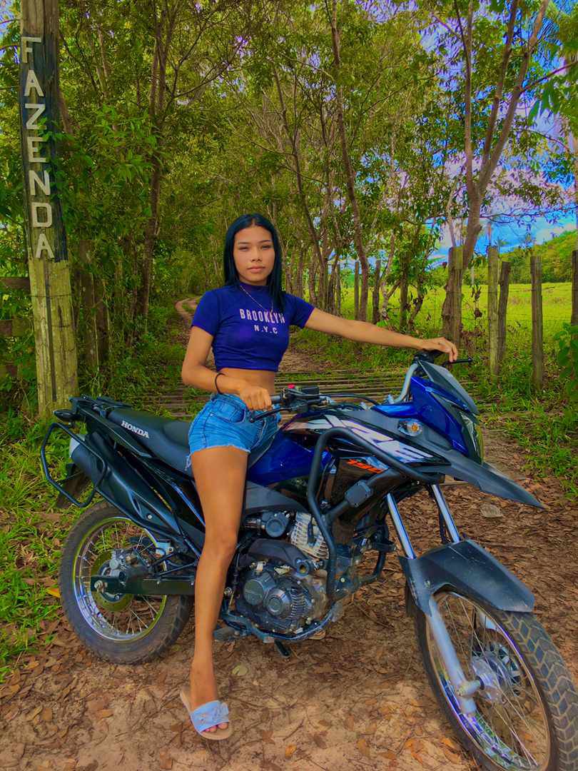 Ananda tinha entre as suas postagens uma foto com uma motocicleta semelhante &agrave; do acidente.