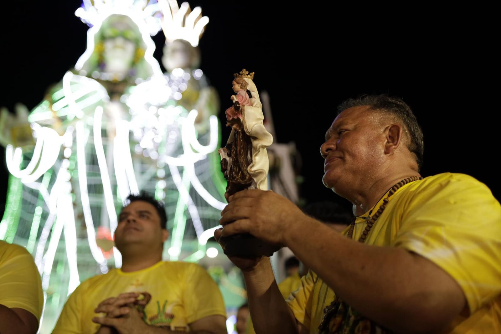 Juarez Lima segurando a imagem da santa. - Foto: Reprodu&ccedil;&atilde;o Facebook Juarez Lima