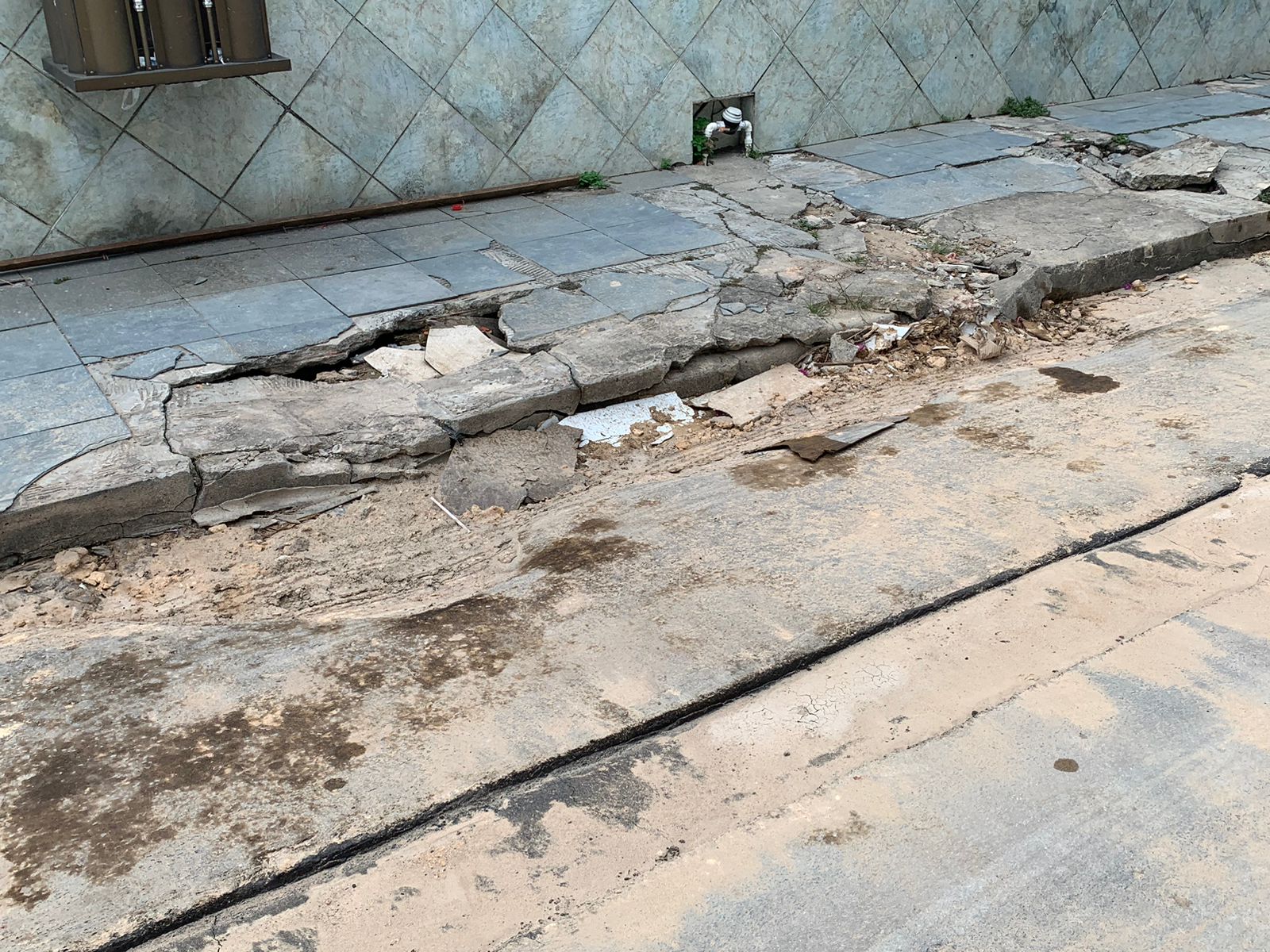 Obra da &Aacute;guas de Manaus deixou v&aacute;rias casas comprometidas no bairro Japiim, segundo moradores. Foto: Caio Guarlotte/ Portal do Holanda.