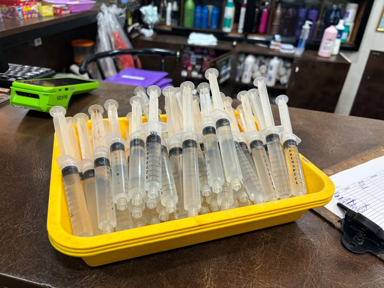 Seringas foram apreendidas no sal&atilde;o de Djidja, no Vieiralves, em Manaus. Foto: Jander Robson/ Portal do Holanda