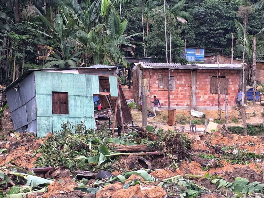 Imagem mostra barraco prestes a desabar