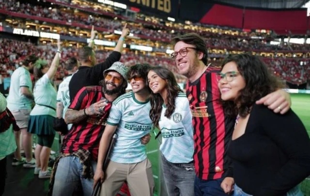 Atores s&atilde;o fotografados juntos em uma partida de futebol no Mercedes-Benz Stadium, em Atlanta. Foto: Instagram/@xolosphotos